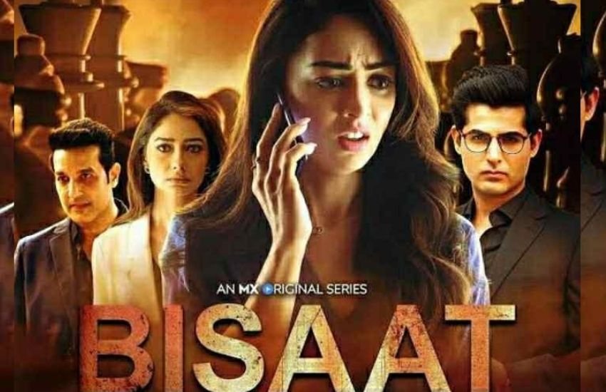 बिसात मिस्टिरियस सायकोलॉजिस्ट डॉ कियाना वर्मा और उनकी पेशेंट राधिका कपूर की कहानी है। राधिका अपने बिजनेसमैन पति के साथ एक अपमानजनक रिश्ते में है और इसी बची पति की हत्या हो जाती है।