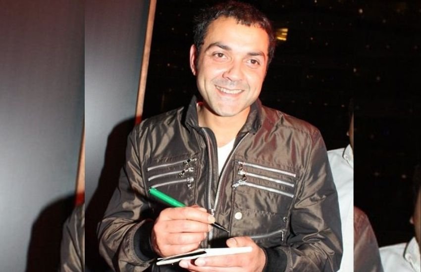 बता दें कि बॉबी जल्दी ही अब अपनी होम प्रोडक्शन फिल्म अपने 2 में डैड धर्मेंद्र, भाई सनी देओल और भतीजे करण देओल के साथ नजर आने वाले हैं। Photos: Social Media