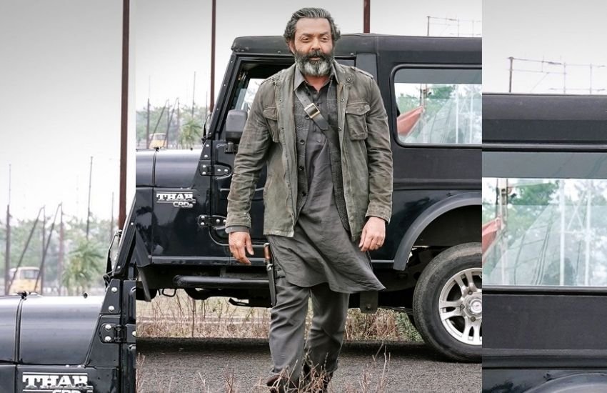 बॉबी ने अपने इंस्टाग्राम पर अपना लुक शेयर किया है। बॉबी ग्रे लुक तस्वीर में नजर आ रहे हैं। कुर्ते के ऊपर जैकेट और बढ़ी दाढ़ी और लंबे बालों में बॉबी देओल बिलकुल अलग ही नजर आ रहे हैं। बॉबी के पीछे महिंद्रा थार उनके दमदार लुक को और बढ़ा रही है।