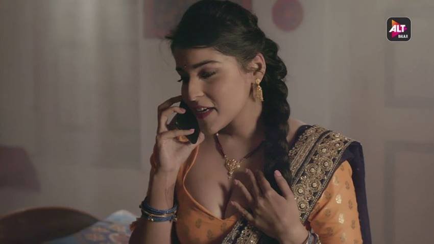 ओटीटी (OTT) पर कई ऐसी वेब सीरीज (Web Series) हैं जो अपने कंटेंट के लिए ही जानी जाती हैं। इन वेब सीरीज को कई ओटीटी प्लेटफॉर्म पर देखा जा सकता है। कुछ बोल्ड वेब सीरीज ऐसे हैं जिन्हें नंदिता कोठारी ने डायरेक्ट किया है। आइए जानते हैं नंदिता से जुड़ी कुछ बातें: 