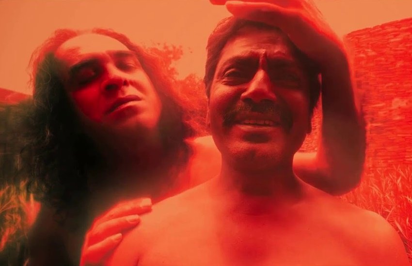 सेक्रेड गेम्स के दूसरे सीजन में पंकज त्रिपाठी और नवाजुद्दीन के बीच शारीरिक संबंध भी दिखाए गए थे।