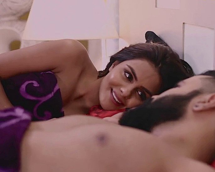 3 जी गाली गलौच गर्ल्स : 2019 में रिलीज हुई उल्लू ऐप की ये वेब सीरीज ओपन रिलेशनशिप पर बेस्ड थी। इस सीरीज की कहानी के केंद्र में कुछ लड़कियों का एक गैंग था।