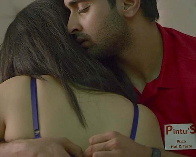 साल 2019 की वेब सीरीज फरेब में प्रेम, वासना और धोखे को रोमांचक तरीके से दिखाया गया है। इस सीरीज में कई ऐसे सीन फिल्माए गए तो लंबे समय तक चर्चा में रहे थे।
