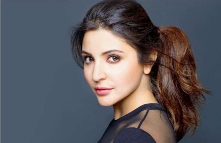 अनुष्का शर्मा को बल्जिंग डिस्क नाम की बीमारी से कम उम्र में ही शिकार हो गई थीं। इस बीमारी में रीढ़ की हड्डियों में दर्द रहता है। ये बीमारी ज्यादातर एक जगह बैठे रहने से होती है।