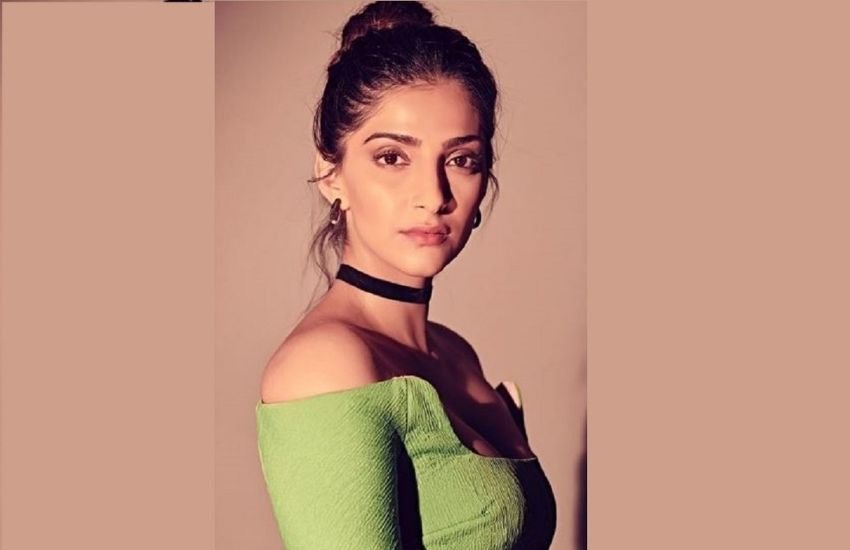 एक्ट्रेस सोनम कपूर महज 17 साल की उम्र से टाइप-1 डायबिटीज हैं। इस बीमारी को कंट्रोल करने के लिए सोनम को इंसुलिन लेना पड़ता है। Photos: Social Media