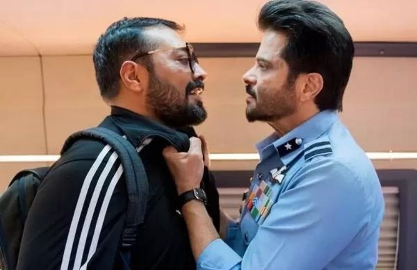 एके वर्सेस एके भी एक समय विवादों के घेरे में रही थी। सीरीज में अनिल कपूर द्वारा पहनी गई इंडियन एयरफोर्स की यूनिफॉर्म और इसके साथ इस्तेमाल की गई भाषा बहुत ही आपत्तिजनक मानी गई थी। आरोप था कि ये भारतीय वायसेना का अपमान है।