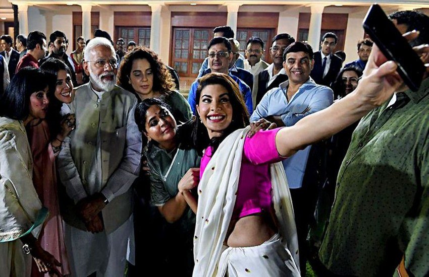 नागरिकता संशोधन कानून और एनआरसी पर देश भर में चल रहे विरोध प्रदर्शनों के बीच सरकार इस पर बॉलीवुड का समर्थन जुटाने में लगी है। इसीके मद्देनजर रविवार को केंद्रीय मंत्री पीयूष गोयल ने मुंबई में बॉलीवुड सेलेब्स के लिए एक डिनर का आयोजन किया। इस मीटिंग से मीडिया को भी दूर रखा गया। पीयूष गोयल के साथ इस मीटिंग में शिरकत करने वालों में गुजराती टेलीविजन निर्माता और निर्देशक जमनादास मजीठिया, दिलीप जोशी, शैलेंद्र लोढ़ा, फिल्म निर्देशक अभिषेक कपूर, राहुल रवैल, कुणाल कोहली, रितेश सिधवानी, प्रज्ञा कपूर, भूषण कुमार, संगीतकार अनु मलिक, शान, कैलाश खेर, रूप कुमार राठौड़, रणवीर शौरी आदि शामिल हुए। वहीं इस डिनर पार्टी से बॉलीवुड के कई दिग्गज सितारों ने दूरी बनाए रखी। (फोटो- पीटीआई)