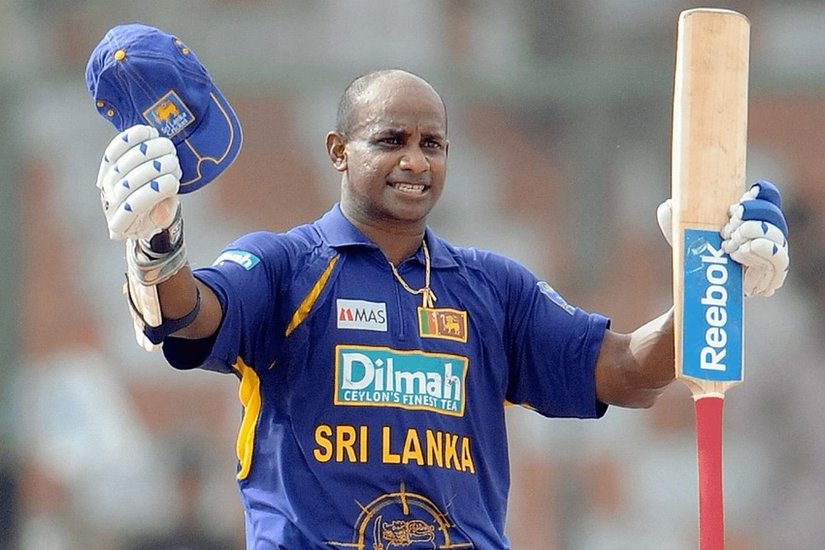 Sanath Jayasuriya: जब महान बल्लेबाजों का जिक्र होता है तो सनथ जयसूर्या का नाम भी उस लिस्ट में आता है। बाए हाथ के स्पिनर गेंदबाज जयसूर्या श्रीलंका की टीम से जुड़ने के बाद बल्लेबाजी में कमाल करते थे। वनडे में 32.36 की औसत से उन्होने 28 शतक और 68 अर्धशतक जड़े थे। वहीं टेस्ट मैच में 40 की औसत से 31 फिफ्टी और 14 शतक भी अपने नाम किए।