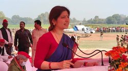 चुनावी दंगल में उतरीं डिंपल यादव ने योगी आदित्यनाथ के कपड़ों पर कसा तंज, कहा- लोहे में लगे जंग के रंग के कपड़े पहनते हैं यूपी सीएम