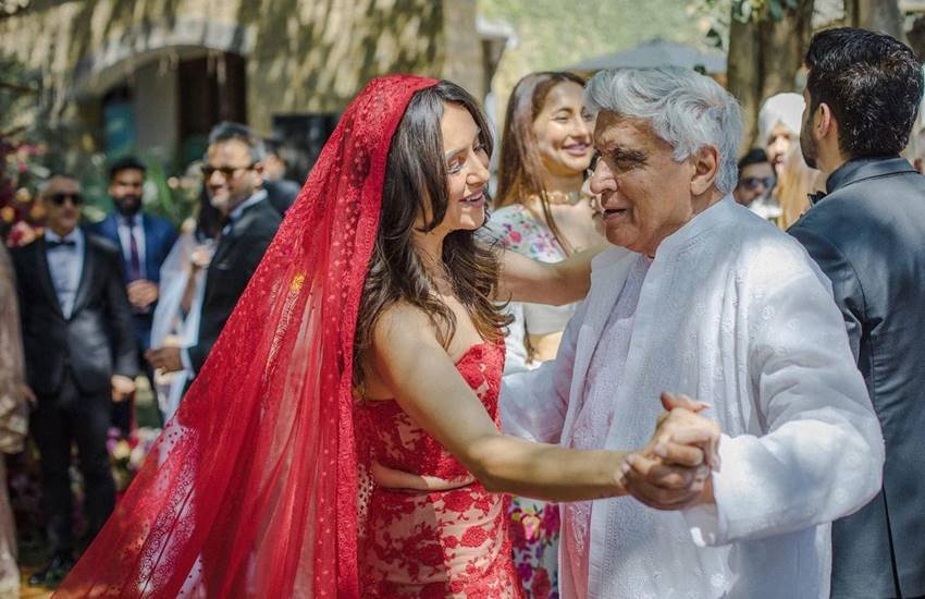 जावेद अख्तर भी अपनी बहू के साथ डांस करते दिखे।