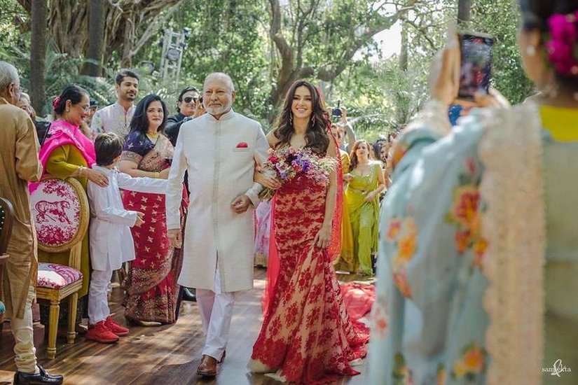 पिता के साथ वेडिंग वेन्यू में एंट्री लेतीं शिबानी।