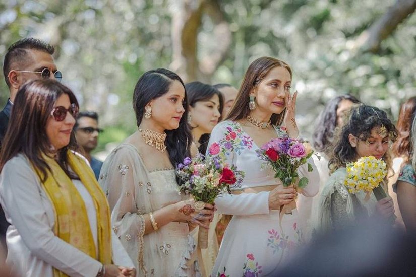 शिबानी दांडेकर की बहन अनुषा और उनकी सहेलियां।