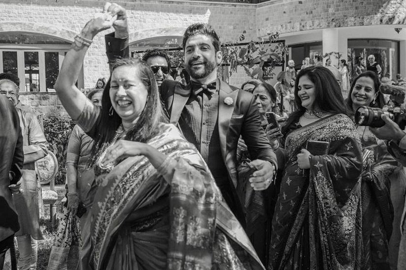 अपनी सास के साथ डांस करते फरहान अख्तर।