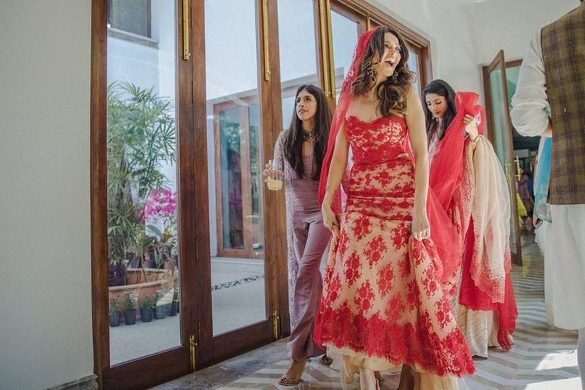 Farhan Akhtar Shibani Dandekar Wedding Photos: एक्ट्रेस शिबानी दांडेकर ने सोशल मीडिया पर फरहान अख्तर संग अपनी शादी की बेहद ही खूबसूरत तस्वीरें शेयर की हैं। इन तस्वीरों में शिबानी और फरहान का पूरा परिवार मस्ती करता दिख रहा है। तस्वीरें सोशल मीडिया में वारल हो रही हैं।