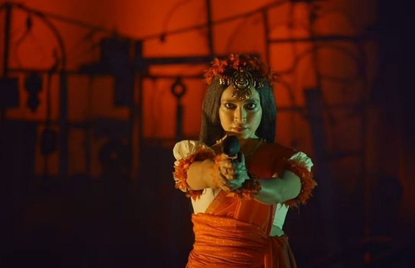 होमकमिंग एक युवा केंद्रित म्यूज़िकल ड्रामा फिल्म है, जो सिटी ऑफ़ जॉय-कोलकाता पर आधारित है। यह फिल्म कॉलेज के दोस्तों के एक ग्रुप के इर्द-गिर्द घूमती है, जो लंबे समय के बाद अपने होमटाउन में फिर से एकजुट होते हैं। फिल्म में सयानी गुप्ता, हुसैन दलाल, तुषार पांडे, प्लाबिता बोरठाकुर और सोहम मजूमदार के साथ एक प्रभावशाली स्टार कास्ट है। यह सौम्यजीत मजूमदार द्वारा निर्देशित है और 18 फरवरी से सोनी लिव पर विशेष रूप से स्ट्रीम होगी!