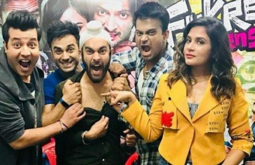 दोस्‍तों की हंसती, गुदगुदाती, परेशानियों से साथ मिलकर लड़ने की कहानी 'फुकरे' फ्रेंचाइजी की यह तीसरी फिल्‍म है। चूचा और उसका 'जुगाड़' वाला गिरोह एक बार फिर पैसे कमाने के लिए तरकीब निकालेगा। तीनों दोस्‍त फिर फंसेंगे। फ्रेंडश‍िप-कॉमेडी के जॉनर की सबसे बेहतरीन फिल्‍मों में इस फ्रेंचाइजी का नाम है। फिल्‍म के तीसरे शेड्यूल की शूटिंग शुरू हो चुकी है। फिल्‍म में पुलकित सम्राट, अली फजल, वरुण शर्मा, मनजोत सिंह और भोली पंजाबन यानी रिचा चड्ढा के साथ एक बार फिर पंकज त्रिपाठी नजर आने वाले हैं।