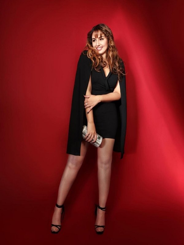 HUMA QURESHI IN BLACK LOOK