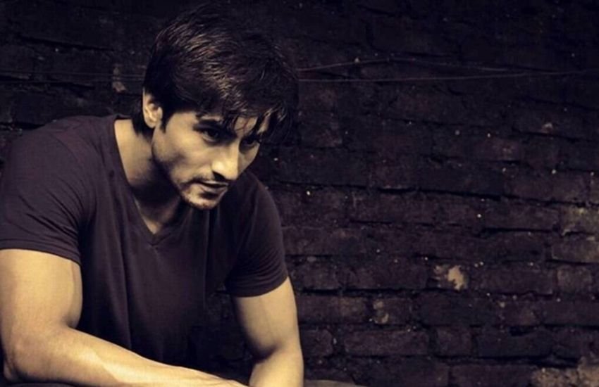 हर्षद कुमकुम भाग्य विधाता’ की एक्ट्रेस सृति झा संग भी कभी प्यार में थे, लेकिन उनका ये प्यार धोखे का शिकार हो गया था। दोनों के प्यार में तीसरे की एंट्री हो गई थी। ये तीसरा कभी हर्षद के दोस्त थे।