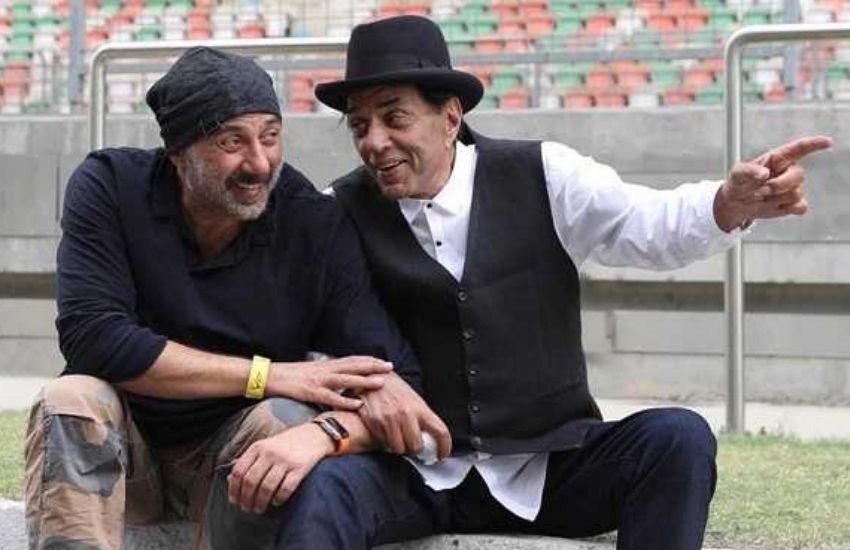 बता दें कि धर्मेंद्र भी एक बार सोशल मीडिया पर किसान आंदोलन बंद करने की बात कर दिए थे और बाद में उन्होंने पोस्ट को डिलीट कर दिया था।