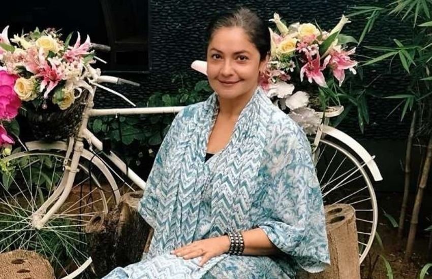 पूजा भट्ट ने ट्विटर पर राष्टीय महिला आयोग को टैग करते हुए कहा, 'हमें इस अंधेरे समय में न्याय के लिए लड़ना चाहिए और आगे बढ़ना चाहिए। उम्मीद है कि राष्ट्रीय महिला आयोग और रेखा शर्मा सही फैसला लेंगी और हिजाब पहनने के लिए युवा छात्राओं को आतंकित करने वाले लड़कों की जवाबदेही ठहराएंगी। भारत को सभी महिलाओं के लिए सुरक्षित बनाया जाना चाहिए। इसमें कोई कोताही नहीं होनी चाहिए। Photos: Social Media