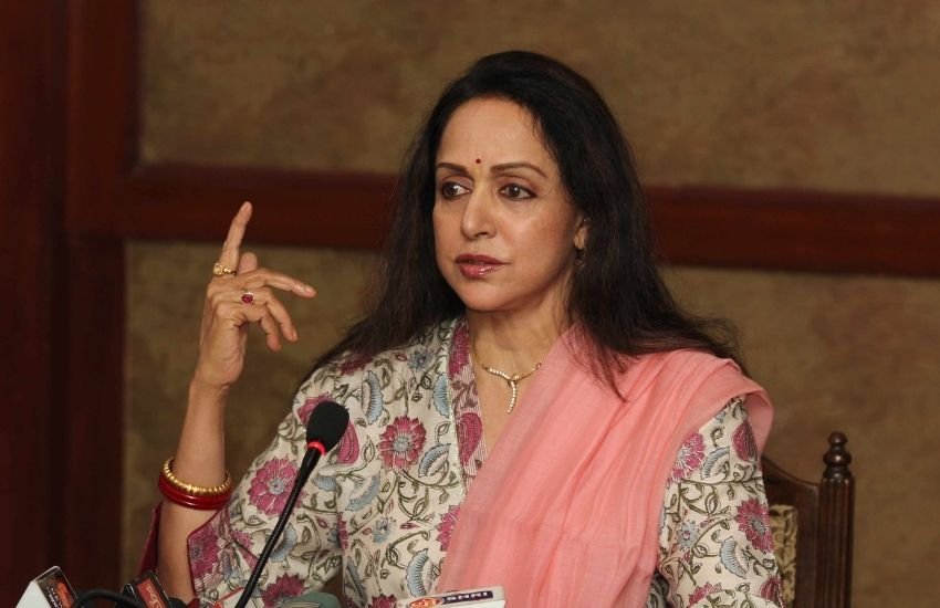  भाजपा सांसद और एक्ट्रेस हेमा मालिनी ने न्यूज एजेंसी एएनआई से बात करते हुए कहा, 'स्कूल शिक्षा के लिए होते हैं और वहां धार्मिक मामलों को नहीं लिया जाना चाहिए। हर स्कूल में एक यूनिफॉर्म होती है जिसका सम्मान किया जाना चाहिए। आप स्कूल के बाहर जो चाहें पहन सकते हैं।'