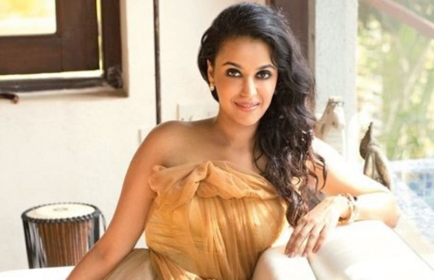 ऐक्ट्रेस स्वरा भास्कर ने भी इस घटना से जुड़े कई पोस्ट और तस्वीरों को शेयर किया है। उन्होंने इस घटना को शर्मनाक बताया। छात्रा को घेरने वाले लड़कों को ऐक्ट्रेस ने भेड़िया बताया।