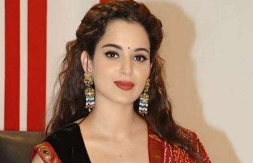 कंगना रनौत ने हिजाब के गर्म मुद्दे पर यह कहकर बॉलीवुड में बहस छेड़ दी कि, अगर आप हिम्मत दिखाना चाहते हैं तो अफगानिस्तान में बुरखा ना पहनकर दिखाइए। आजाद होना सीखिए ना कि पिंजरे में खुद को बंद करना'।