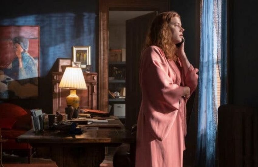 सस्पेंस और थ्रिलर वाली वेब सीरीज पसंद है तो वुमन इन द हाउस जरूर देखें। नेटफ्लिक्स पर मौजूद इस सीरीज में एक ऐसी महिला की कहानी है जो एक ही कमरे में कई दिनों तक रहती है। इसी दौरान पड़ोस के घर में एक हत्या हो जाती है। मिस्ट्री से भरपूर ये सीरीज़ अंत तक आपको बांधे रखेगी।