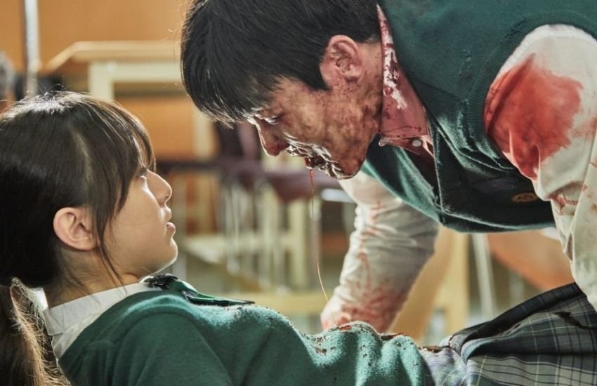 जॉम्बी हॉरर फिल्मों को देखना पसंद करते हैं तो कोरियन जॉम्बी वेब सीरीज वी आर ऑल डेड जरूर देखें। नेटफ्लिक्स पर12 एपिसोड की इस सीरीज एक स्कूल पर हुए जॉम्बी हमले की कहानी है, जिसमें स्कूल के स्टूडेंट्स फंसे हुए हैं।