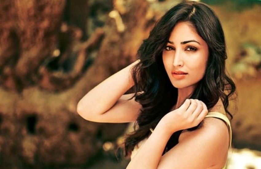 असल में यामी अपनी अपकमिंग वेब सीरीज होस्टेजेस के प्रमोशन के लिए ये पैतरा अपनाई हैं। वेब सीरीज का प्रमोशन यूनिक अंदाज में कर रही हैं। Social Media