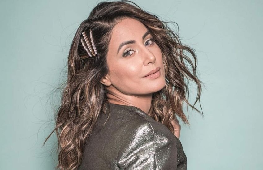 हिना खान अपने इंस्टाग्राम पर अपने ये रिश्ता क्या कहलाता है से अब तक के सफर के बारे में एक वीडियो बना रही थीं। पांच सेकेंड के इस वीडियो में अचानक से यामी गौतम आ जाती हैं।