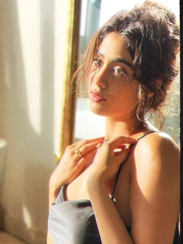 Jahnvi Kapoor looks