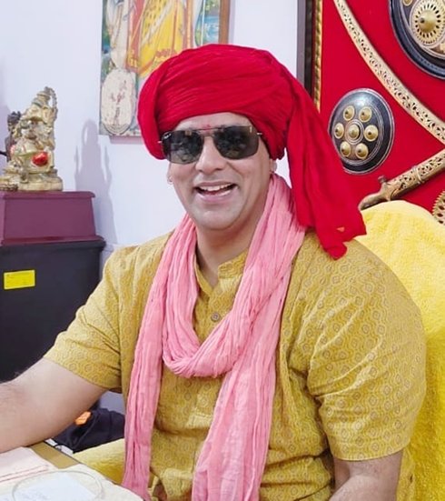 Swami Chakrapani Maharaj: स्वामी चक्रपाणि एक भारतीय राजनीतिक कार्यकर्ता और सन्यासी हैं। इन्होंने गोमूत्र पार्टी से सुर्खियां बटोरी थीं। ये कहते हैं कि इससे कोरोना भाग जाता है।