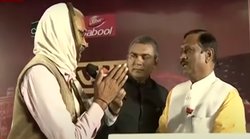 “मेरे धान का पैसा नहीं मिल रहा है”- लाइव शो में रोने लगा किसान तो भाजपा नेता हो गए असहज!