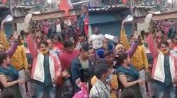 BJP नेता मनोज तिवारी को भीड़ में शामिल युवक ने दिखाया जूता, लगाए अखिलेश यादव जिंदाबाद के नारे