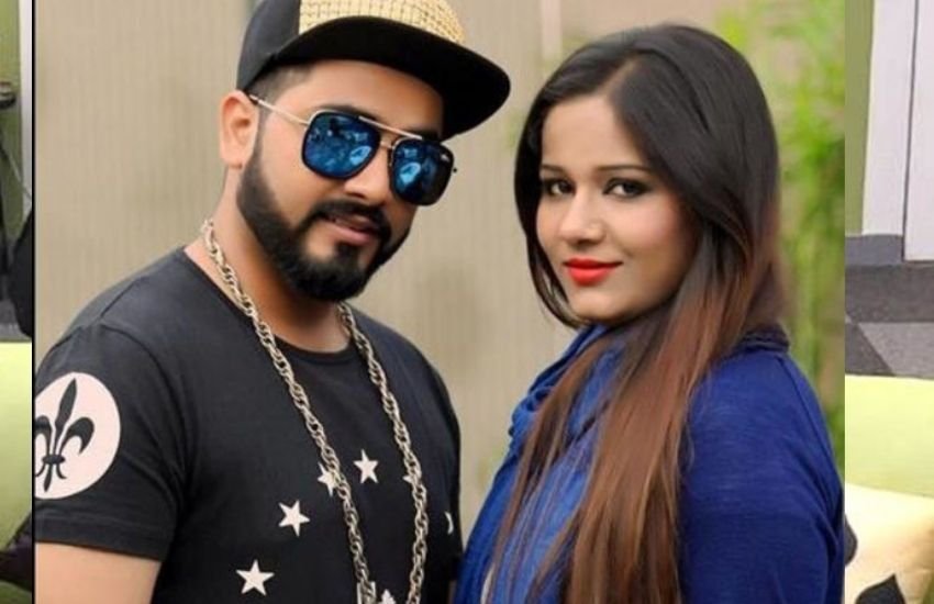 महजबी ने सोशल मीडिया अकाउंट पर लिखा है कि वह पिछले दो सालों से इस बात को लेकर परेशान थीं। उन्हें कुछ समझ नहीं आ रहा था कि ऐसा क्या करें जिससे उन्हें सुकून मिले। महजबी ने लिखा है कि उन्हें यह महसूस हुआ कि वह असल जिंदगी को भूलकर दुनिया की दिखावे वाली जिंदगी जी रही थी।
