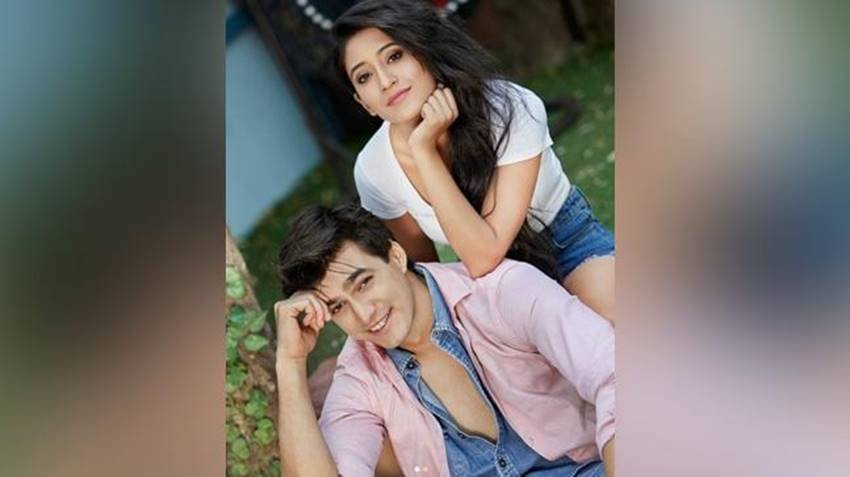 मोहसिन खान शिवांगी जोशी के परिवार से भी मिल चुके हैं। उनकी कुछ तस्वीरें भी सोशल मीडिया में वायरल हुई थींं।