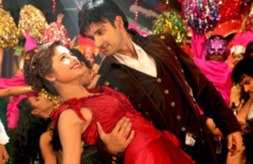 खाप फिल्म में क्या है। एक कपल खुद ही सुसाइड करने पर मंजूर हो जाता है क्योंकि खाप पंचायत कपल को गांव में रहने नहीं देती और सब उनके पीछे पड़ जाते हैं।