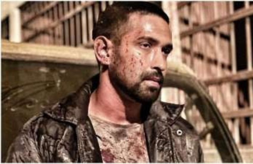 लव हॉस्टल में बॉबी देओल को एक किलर के रूप में दिखाया गया है जो जाति से अलग शादी करने वाले कपल को मौत के घाट उतार देता है। सान्या मल्होत्रा और विक्रांत मेसी के पीछे भी कुछ ऐसा ही होता है।