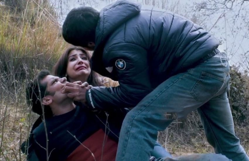 एनएच 10 में अनुष्का तब खतरे में पड़ जाते हैं तब वो ऑनर किलिंग करते हुए गांव के कुछ लोगों को देख लेते हैं। आखिरकार अनुष्का उन लोगों को मार देती हैं, जिन्होंने उनके पति को मारा था।