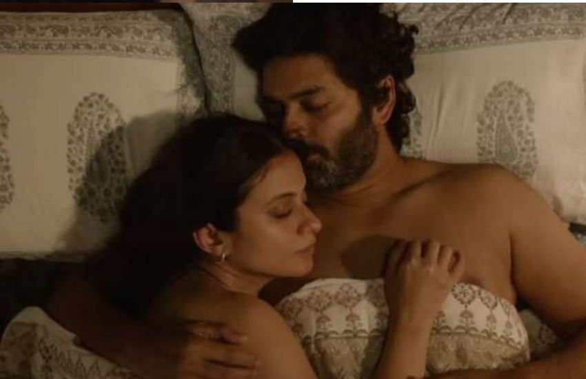 आउट ऑफ लव एक इंडियन वेब सीरीज है जो डॉक्टर फोस्टर पर है। हॉटस्टार स्पेशल इस शो में एक मैरिड कपल के बीच चल रही उलझन को दिखाया गया है, जो पत्नी के पति पर शक से शुरू होती है। शक की वजह बताती ये सीरीज कई लेसन देती है।