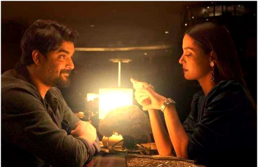 आर माधवन और सुरवीन चावला की डिकपल्ड नेटफ्लिक्स पर मॉडर्न मैरिज पर एक क्वर्की और इनोवेटिक स्टेप है। कपल मैरिड होने के बावजूद एक-दूसरे से प्यार नहीं कर पाता, लेकिन फिर भी अपनी लाइफ को दोस्तों, परिवार और बच्चों के लिए साथ में नेविगेट करता है। Photos: Social Media