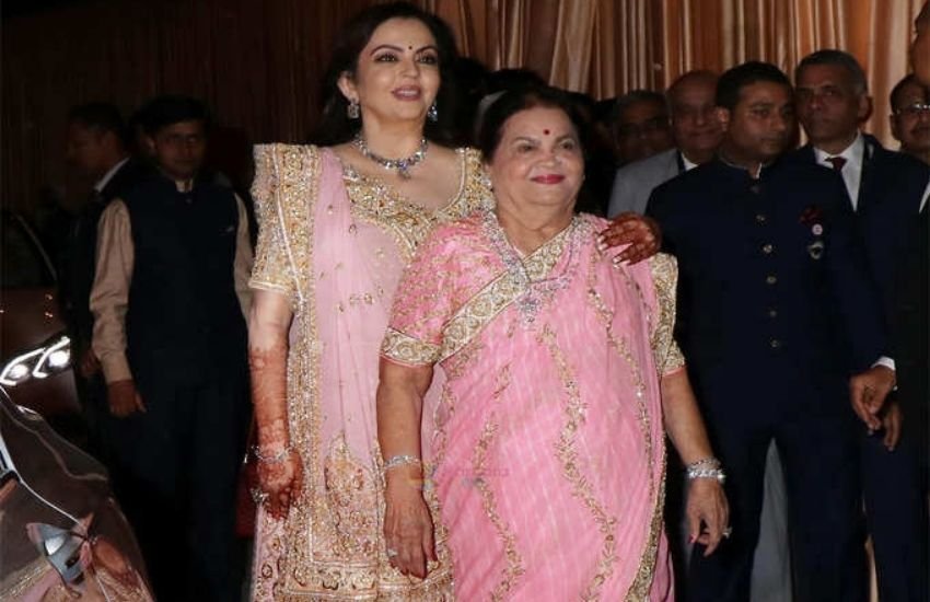 बता दें कि नीता अपने कई पारिवारिक समारोहों में पिक साड़ी में नजर आ चुकी हैं।
