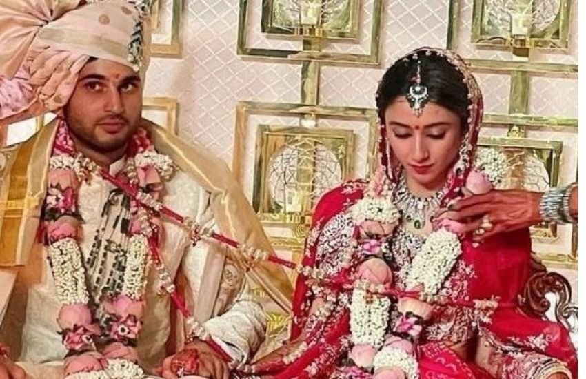 बता दें कि टीना और अनिल अंबानी के बड़े बेटे जय अनमोल अंबानी ने अपनी गर्लफ्रेंड कृशा शाह के साथ 20 फरवरी शादी के बंधन में बंध चुके हैं।