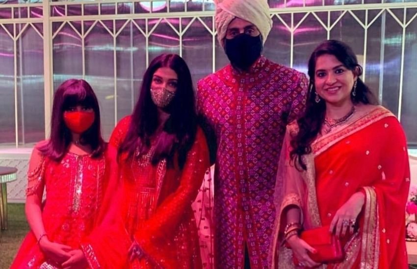 वहीं, अनमोल की शादी में ऐश्वर्या राय ने अपनी बेटी अराध्या के साथ रेड कलर के गाउन में ट्यूनिंग की थी। अभिषेक बच्चन भी रेड शेरवानी में नजर आए थे। Photos: Social Media