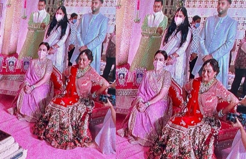 भतीजे की शादी में नीता ने जहां पिंक साड़ी पहनी थी वहीं, दूल्हे की मां टीना अंबानी ने रेड और ब्लैक डिजाइनर लंहगा कैरी किया था। ईशा अंबानी भी लाइट कलर के लहंगे में नजर आई थीं।