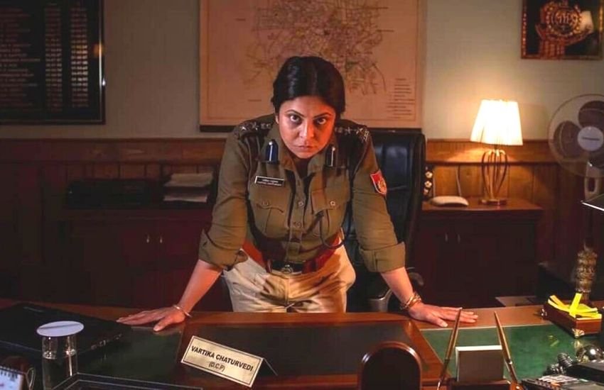 दिल्ली क्राइम दिल्ली में हुए निर्भया रेप केस पर बेस्ड हैं, जिसमें शेफाली शाह ने डीसीपी वर्तिका चतुर्वेदी का किरदार निभाया है, जो इस भयावह अपराध के लिए दोषी अपराधियों को जल्द से जल्द पकड़ना चाहती हैं। शेफाली का किरदार एक पुलिसवाले की शक्तिशाली भूमिका का वर्णन करता है, जो इस मामले को सुलझाने के लिए अपनी जान जोखिम में डालने के लिए भी तैयार है।