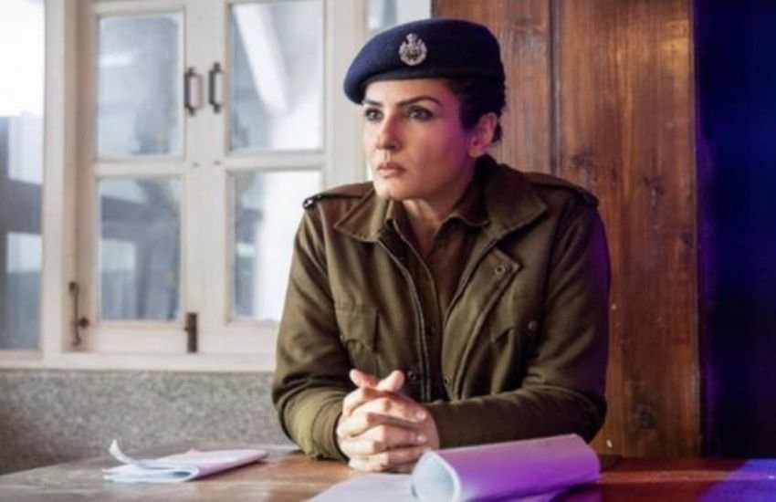 अरण्यक ओटीटी प्लेटफॉर्म पर रवीना टंडन की डेब्यू फिल्म है। इस फिल्म में रवीना ने ऐसी पुलिस ऑफिसर का रोल किया है जो नौकरी की जिम्मेदारियों के साथ-साथ घर पर अपने बच्चों की जरूरतों को भी पूरा करने की कोशिश कर रही हैं। सीरीज में रवीना बलात्कार और हत्या के एक हाईप्रोफाइल मामले को सुलझाती नजर आ रही है। फिल्म में रवीना टंडन एक भरोसेमंद और प्यार करने वाली मां के साथ ही एक उग्र, सख्त और प्रतिभाशाली पुलिस अधिकारी का रोल कर दमदार वापसी की है।