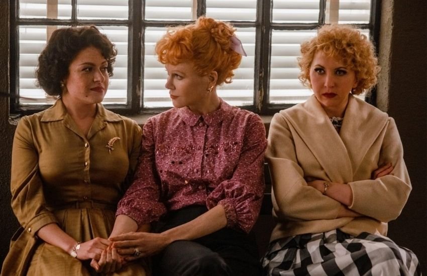 बीइंग द रिकार्डोस एक बायोग्राफिकल ड्रामा फिल्म है, जिसे आरोन सॉर्किन  द्वारा लिखा और निर्देशित किया गया है। इस फिल्म में लव लूसी के बीच के रिश्ते की कहानी को दिखाया गया है। फिल्म में नजर आए अभिनेता जेके सीमन्स को इस साल के ऑस्कर अवॉर्ड्स में बेस्ट सर्पोटिंग एक्टर के लिए नॉमिनेट किया गया है। इसे Netflix पर देखा जा सकता है।