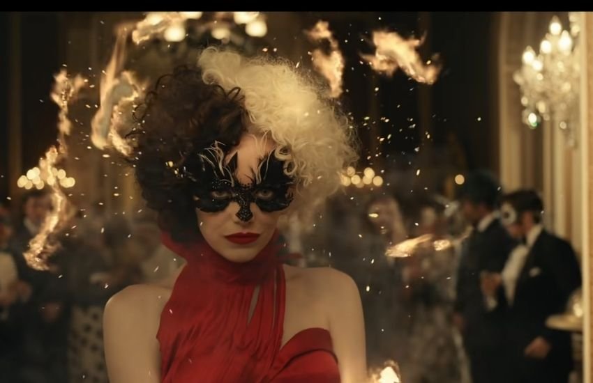 साल 2021 में रिलीज हुई अमेरिकी क्राइम कॉमेडी फिल्म क्रूएला डोडी स्मिथ के 1956 में आए एक उपन्यास ‘द हंड्रेड एंड वन डाल्मेटियन्स’ के कैरेक्टर क्रुएला पर आधारित है। ये फिल्म एक महत्वकांक्षी फैशन डिजाइनर एस्टेला मिलर के इर्द-गिर्द घूमती है। इसे Hotstar पर देखा जा सकता है।